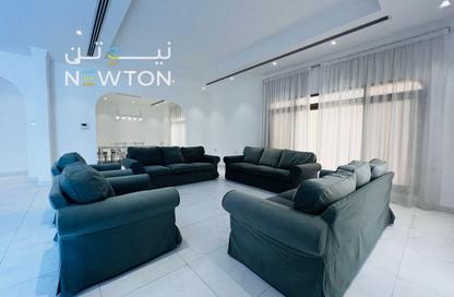 Compound - 4 Bedrooms - 6 Bathrooms for rent in Saar - Northern Governorate