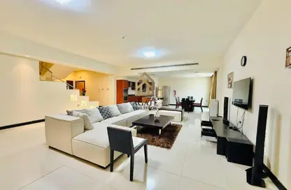 Apartment - 2 Bedrooms - 3 Bathrooms for rent in Busaiteen - Muharraq Governorate