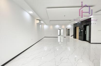 Villa - 4 Bedrooms - 6 Bathrooms for rent in Busaiteen - Muharraq Governorate