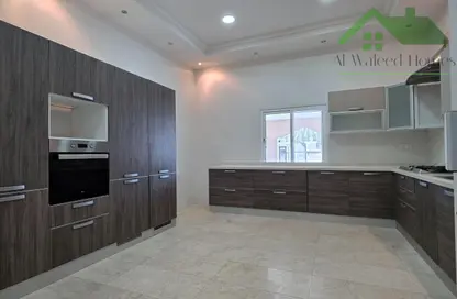 شقة - غرفة نوم - 2 حمامات للايجار في عراد - المحرق