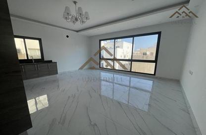 عمارة بالكامل - 8 غرف نوم - 8 حمامات للبيع في الحد - المحرق