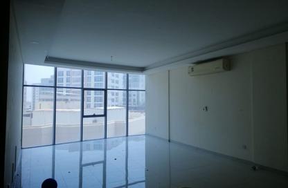 Apartment - 2 Bedrooms - 2 Bathrooms for rent in Busaiteen - Muharraq Governorate