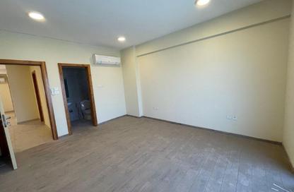 Apartment - 2 Bedrooms - 2 Bathrooms for rent in Sanabis - Manama - Capital Governorate
