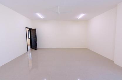 سكن عمال - استوديو - 8 حمامات للايجار في عسكر - المحافظة الجنوبية