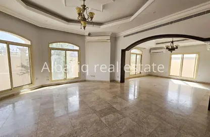 فيلا - 5 غرف نوم - 6 حمامات للبيع في توبلي - المحافظة الوسطى