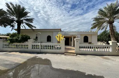 فيلا - 4 غرف نوم - 5 حمامات للايجار في الجنبية - المحافظة الشمالية