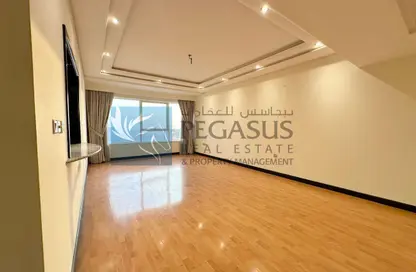Apartment - 3 Bedrooms - 4 Bathrooms for rent in Abraj Al Lulu - Manama - Capital Governorate