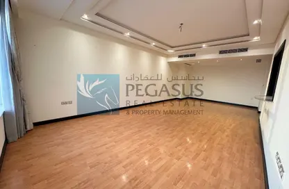 شقة - 3 غرف نوم - 4 حمامات للايجار في أبراج اللولو - المنامة - محافظة العاصمة