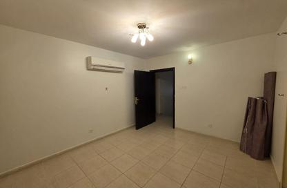 Villa - 5 Bedrooms - 4 Bathrooms for rent in Janabiya - Northern Governorate