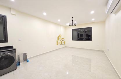 Apartment - 1 Bedroom - 1 Bathroom for rent in Al Burhama - Manama - Capital Governorate