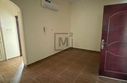 Apartment - 2 Bedrooms - 1 Bathroom for rent in Salihiya - Manama - Capital Governorate