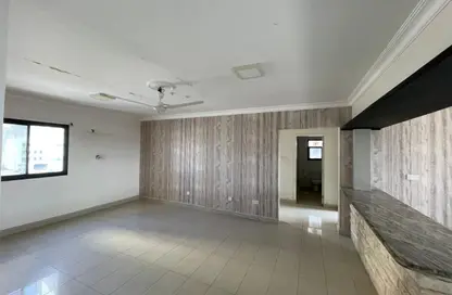 Apartment - 3 Bedrooms - 2 Bathrooms for rent in Sanabis - Manama - Capital Governorate