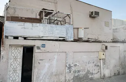 Villa - 5 Bathrooms for sale in Isa Town - Central Governorate