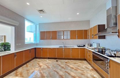 Duplex - 4 Bedrooms - 5 Bathrooms for rent in Seef - Capital Governorate