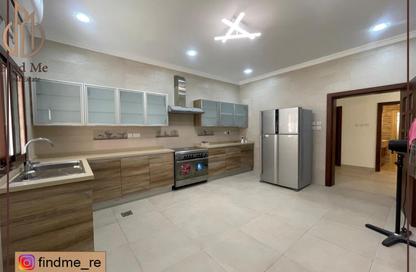 Villa - 4 - 5 for sale in Sanad - Central Governorate