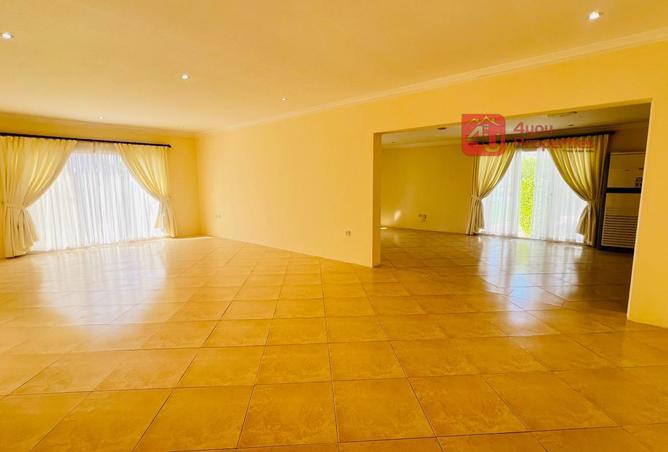 988508 - Property Image 2