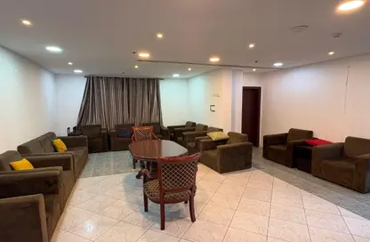 شقة - 2 غرف نوم - 2 حمامات للايجار في شارع المعارض - الحورة - محافظة العاصمة