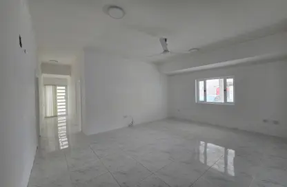 Apartment - 2 Bedrooms - 2 Bathrooms for rent in Busaiteen - Muharraq Governorate