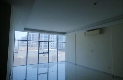 Apartment - 2 Bedrooms - 2 Bathrooms for rent in Busaiteen - Muharraq Governorate