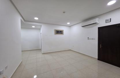 Apartment - 2 Bedrooms - 2 Bathrooms for rent in Busaiteen - Muharraq Governorate