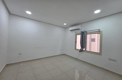 Apartment - 2 Bedrooms - 2 Bathrooms for rent in Busaiteen - Muharraq Governorate