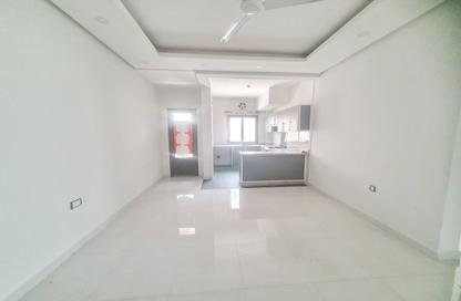 Apartment - 2 Bedrooms - 3 Bathrooms for rent in Busaiteen - Muharraq Governorate