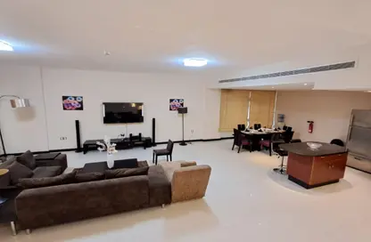 Duplex - 2 Bedrooms - 3 Bathrooms for rent in Busaiteen - Muharraq Governorate